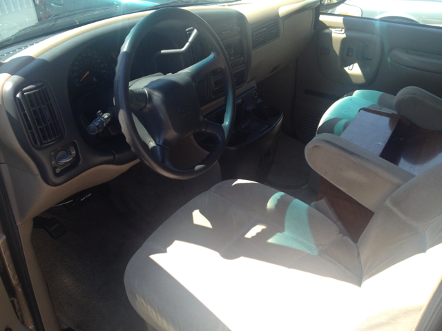 Chevrolet Express 2000 photo 1