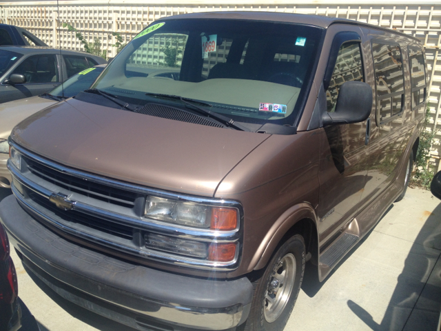 Chevrolet Express 2000 photo 2