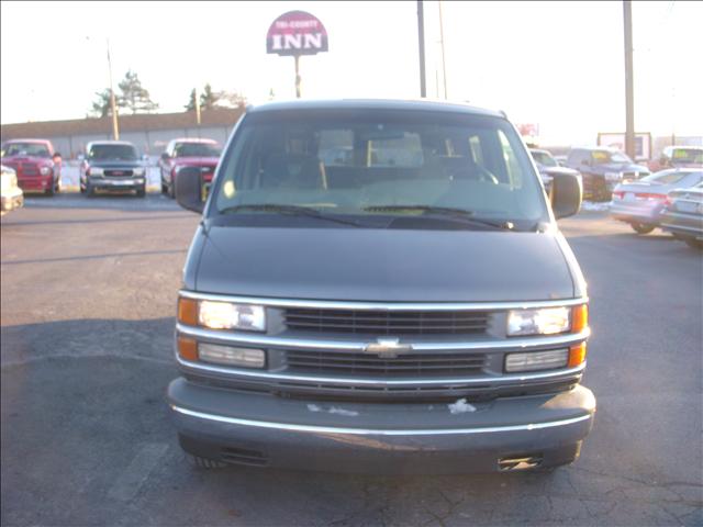 Chevrolet Express 2000 photo 1