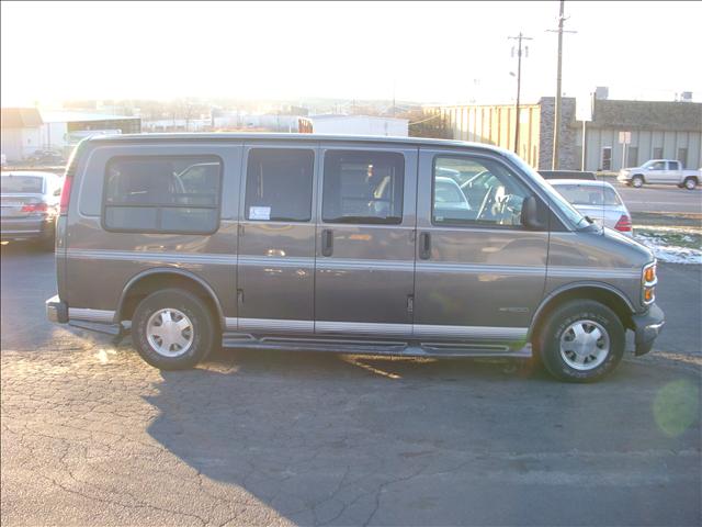 Chevrolet Express 2000 photo 2