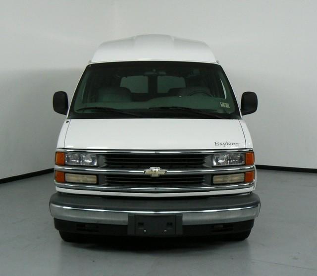 Chevrolet Express 2000 photo 2