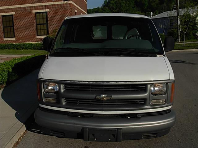 Chevrolet Express 2000 photo 1