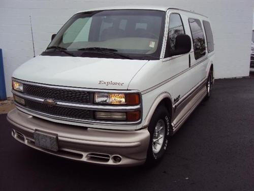 Chevrolet Express 2000 photo 2