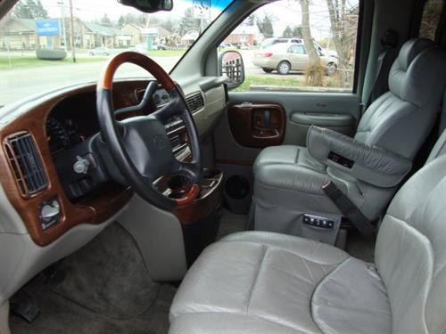 Chevrolet Express 2000 photo 2