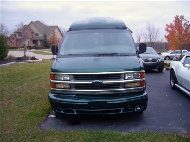 Chevrolet Express 2000 photo 0