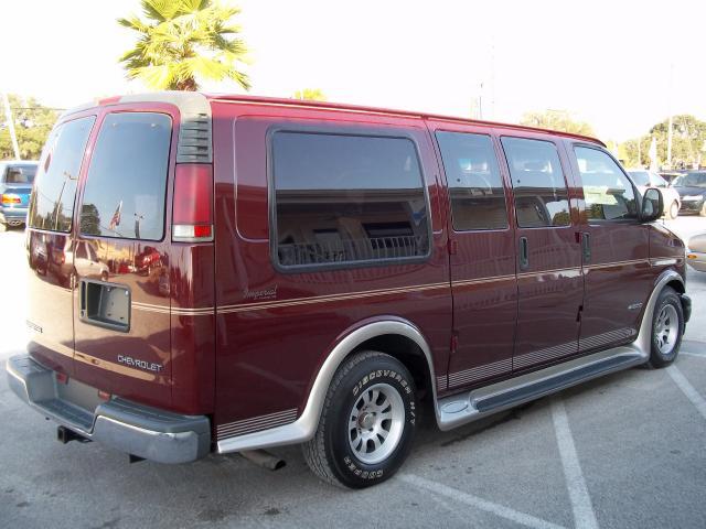 Chevrolet Express 2000 photo 2