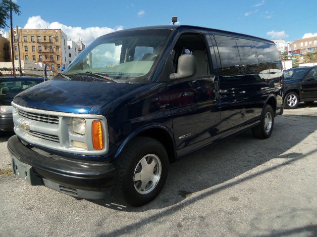 Chevrolet Express 2000 photo 2