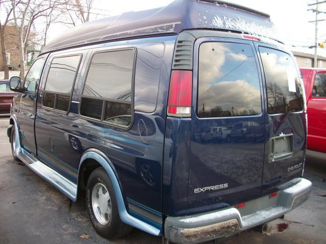 Chevrolet Express 2000 photo 2
