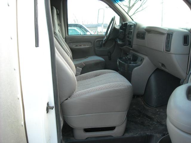 Chevrolet Express 2000 photo 2