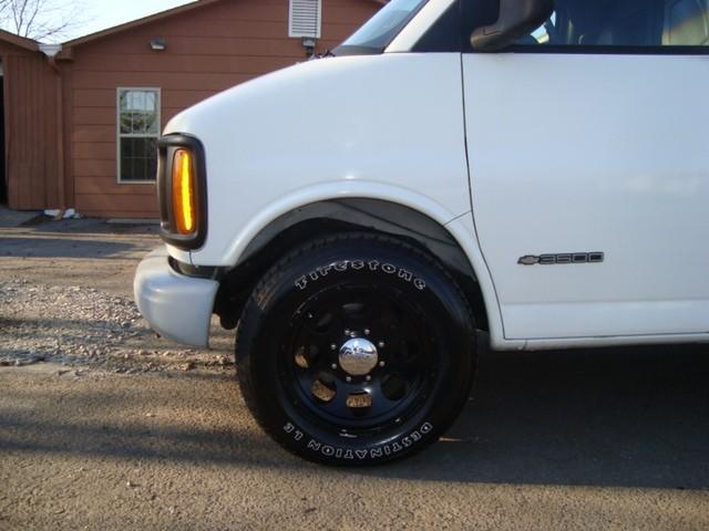 Chevrolet Express 2000 photo 2