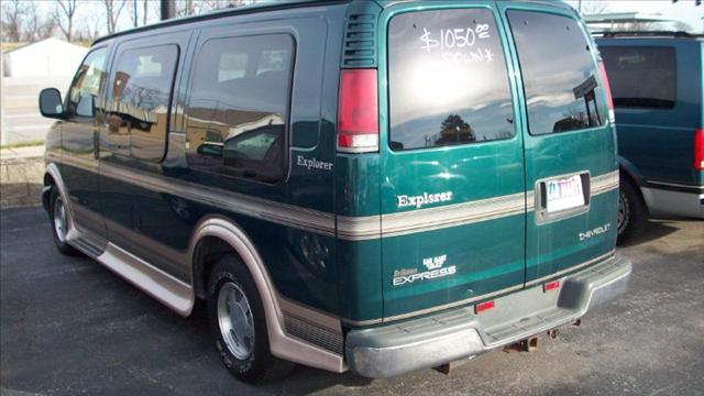 Chevrolet Express 2000 photo 3