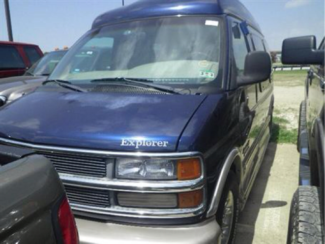 Chevrolet Express 2000 photo 2