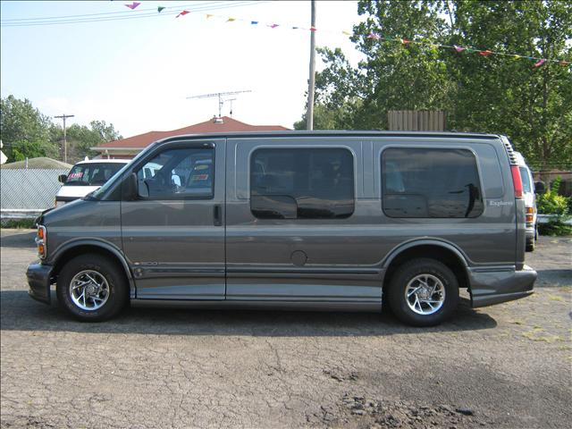 Chevrolet Express 2000 photo 2