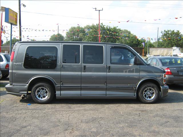 Chevrolet Express 2000 photo 3