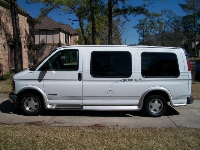 Chevrolet Express 2000 photo 1