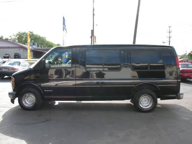Chevrolet Express 2000 photo 2