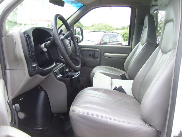Chevrolet Express 2001 photo 2
