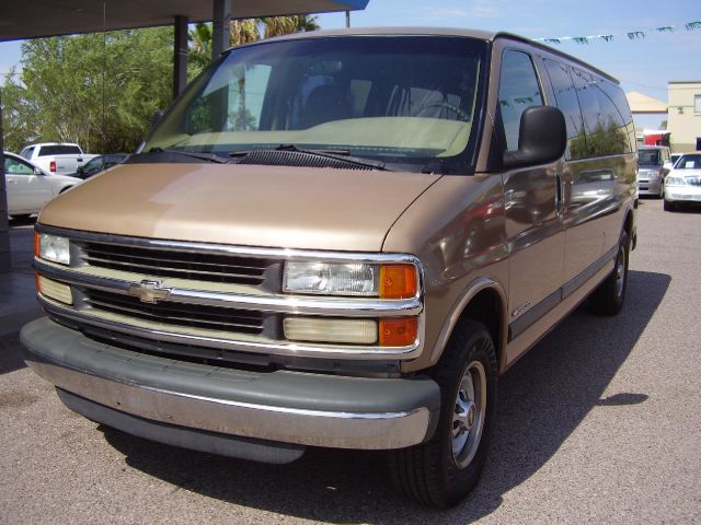 Chevrolet Express 2001 photo 2