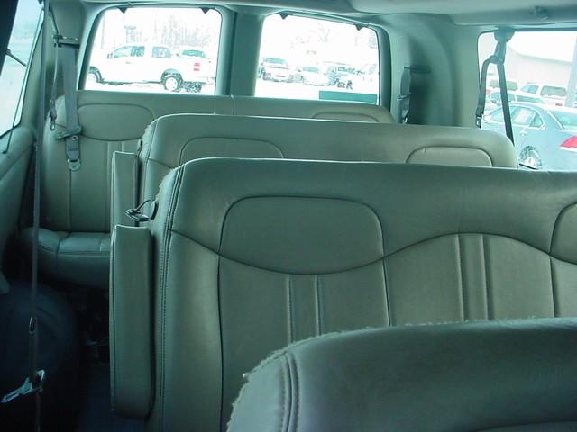 Chevrolet Express 2001 photo 2