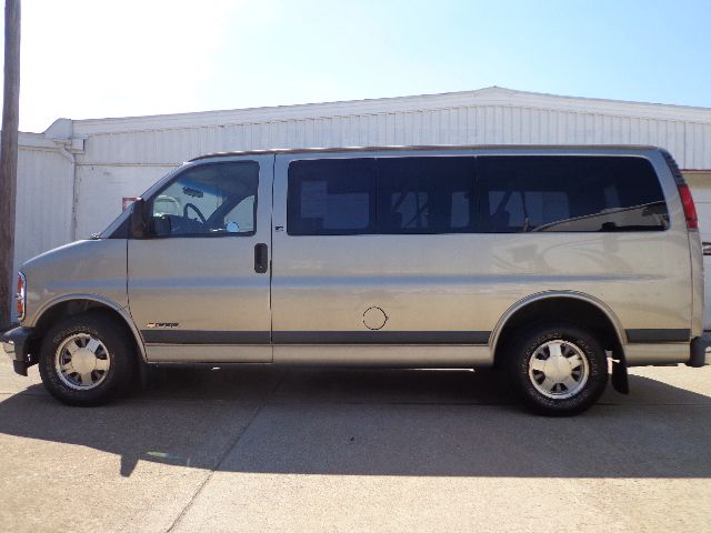 Chevrolet Express 2001 photo 1