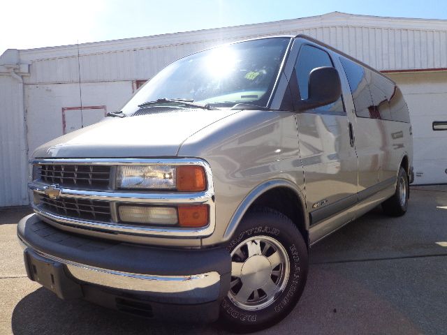 Chevrolet Express 2001 photo 3