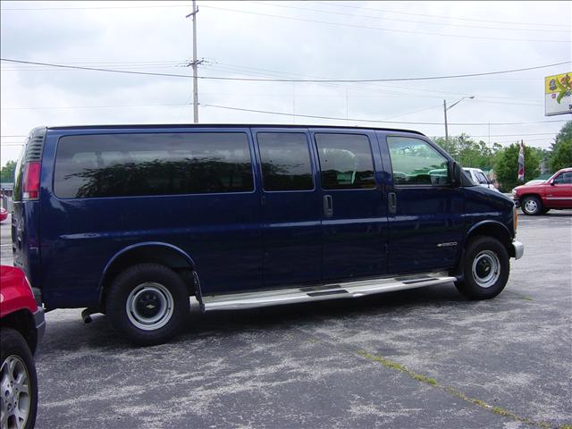 Chevrolet Express 2001 photo 2