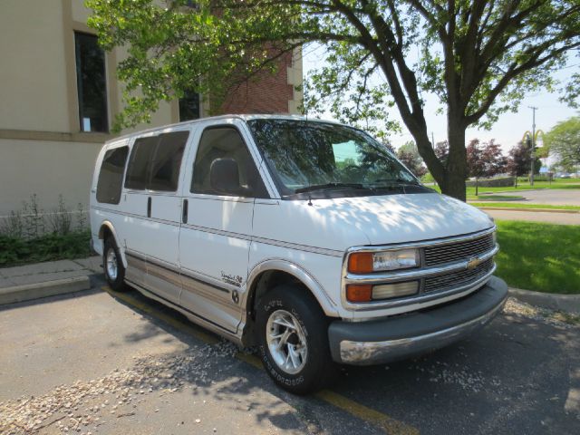 Chevrolet Express Lariat, Diesel, 4x4finance Passenger Van