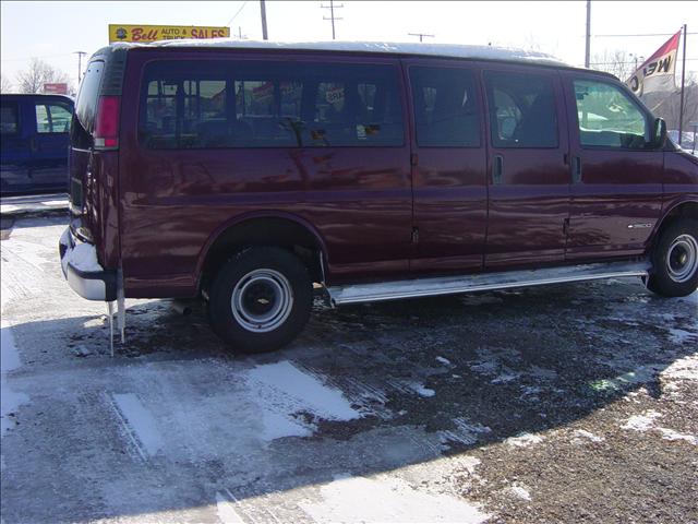 Chevrolet Express 2001 photo 2