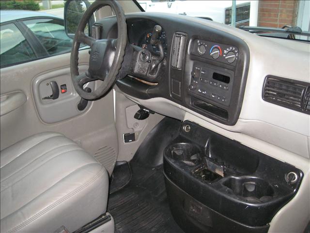 Chevrolet Express 2001 photo 2