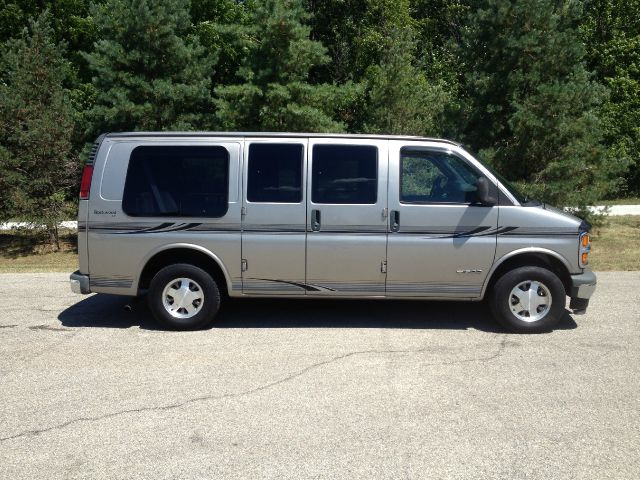Chevrolet Express 2002 photo 2