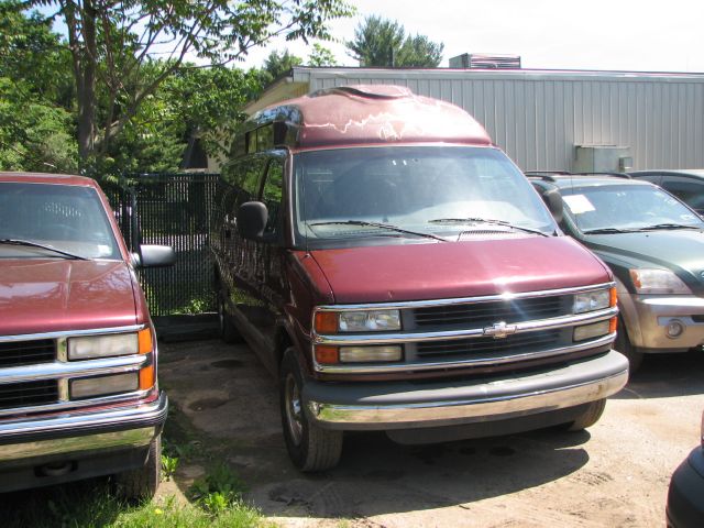 Chevrolet Express 2002 photo 2