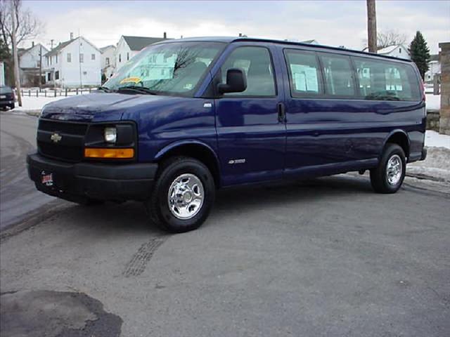 Chevrolet Express 2WD Double V6 Prerunner Passenger Van