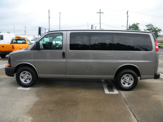 Chevrolet Express CE 1.8 Passenger Van