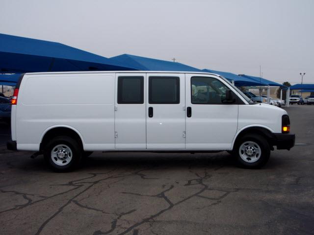 Chevrolet Express 2010 photo 2