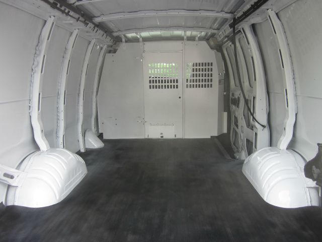 Chevrolet Express 2010 photo 2