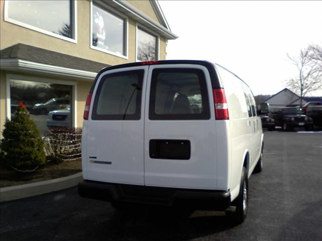 Chevrolet Express 2010 photo 2