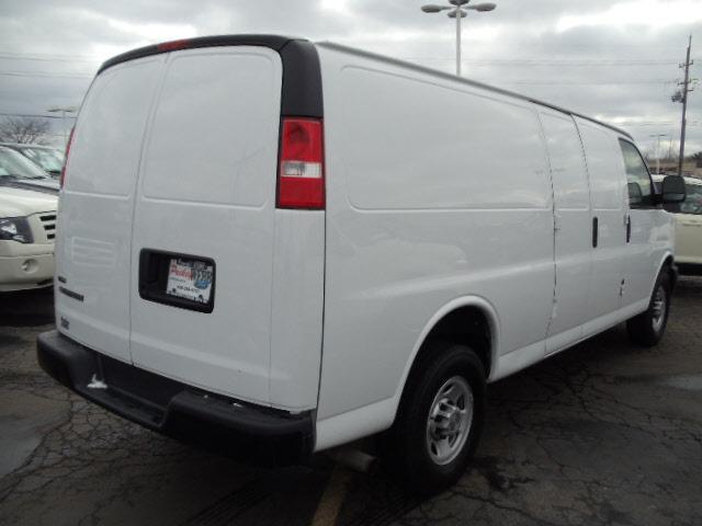 Chevrolet Express 2010 photo 2