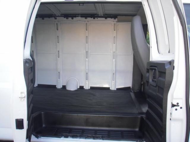 Chevrolet Express 2010 photo 2