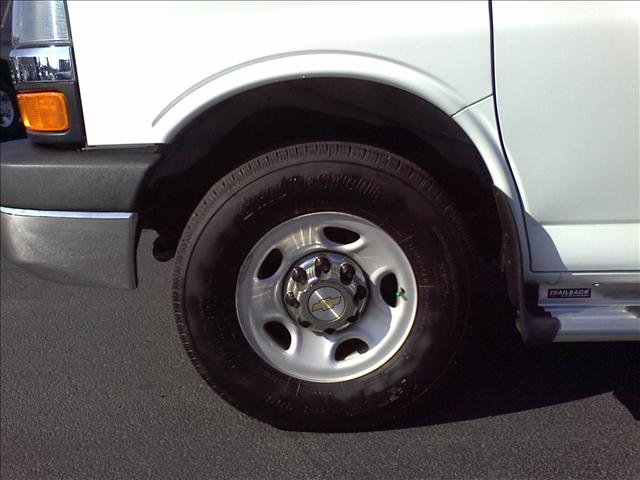 Chevrolet Express 2010 photo 2
