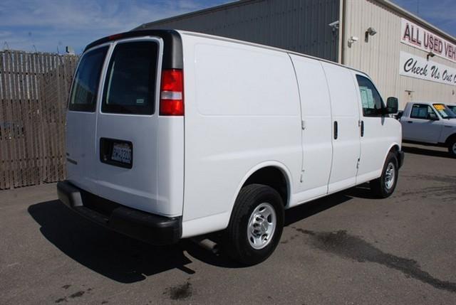 Chevrolet Express 2010 photo 2