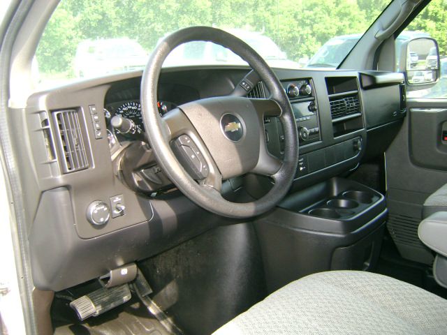 Chevrolet Express 2010 photo 2