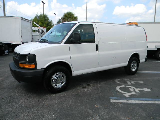 Chevrolet Express 2011 photo 2