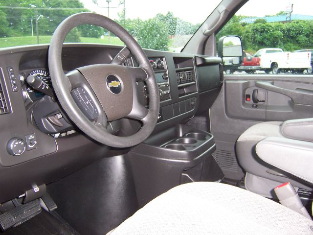 Chevrolet Express 2011 photo 2