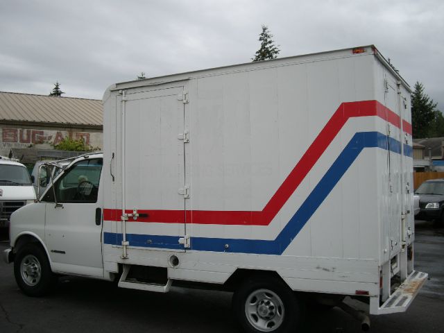 Chevrolet Express 10 7 Box Truck 2000 photo 1
