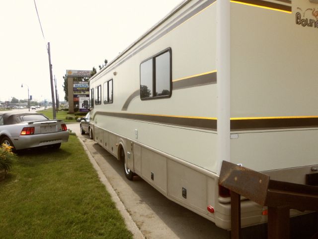 Chevrolet Fleetwood LT. 4WD. Sunroof, Leather RV - Camper