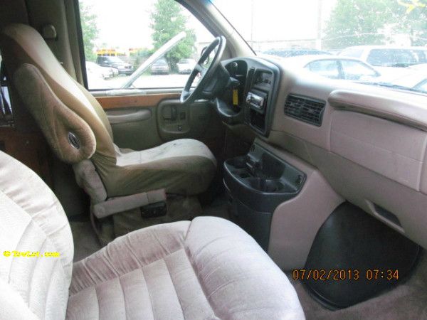 Chevrolet G1500 2004.5 4dr Sdn 1.8T Quattro Au Passenger Van