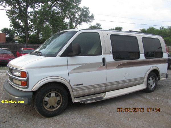 Chevrolet G1500 1997 photo 2