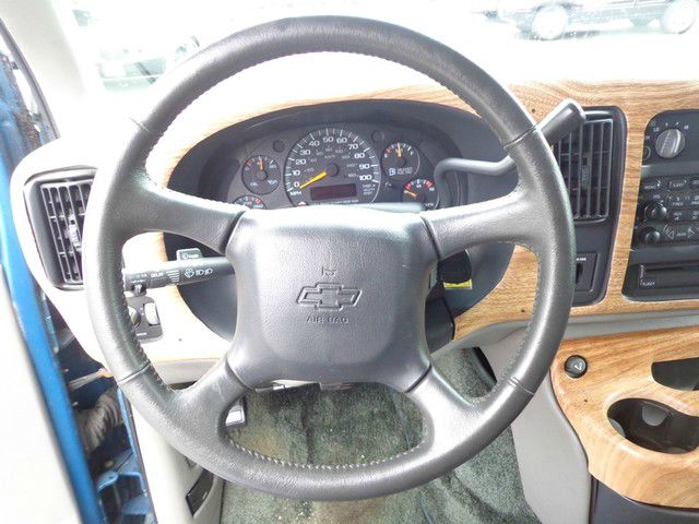 Chevrolet G1500 1998 photo 2