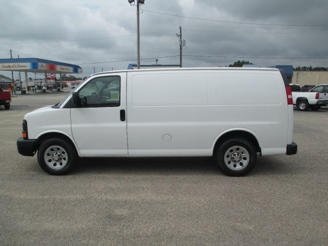 Chevrolet G1500 2010 photo 1