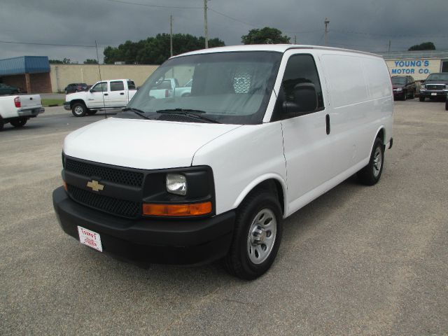 Chevrolet G1500 2010 photo 2